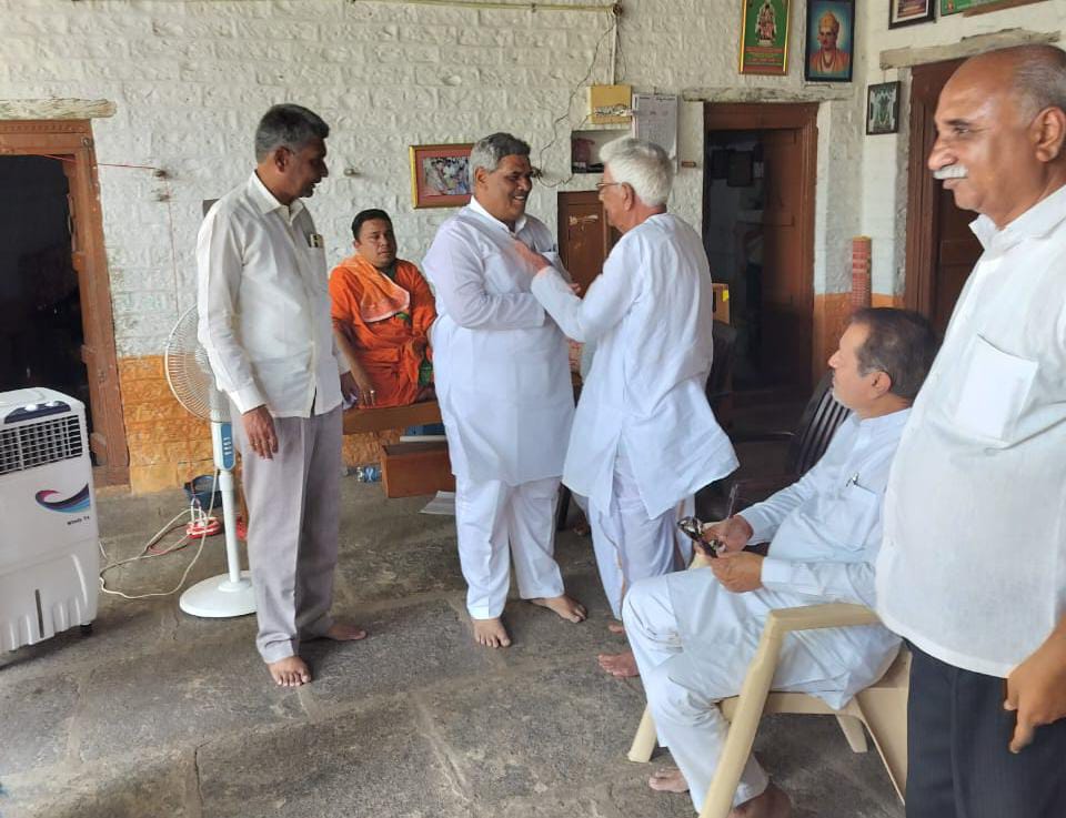 ವಿಜಯಪುರ : ಮಾಜಿ ಶಾಸಕ ದೇಸಾಯಿಯವರನ್ನು ಭೇಟಿಯಾದ ಆಲಗೂರ್
