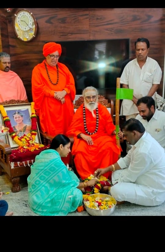 ಹುಬ್ಬಳ್ಳಿ: ನೇಹಾ ಹಿರೇಮಠ ನಿವಾಸಕ್ಕೆ ಭೇಟಿ ನೀಡಿದ ಶ್ರೀರಂಭಾಪುರಿ ಜಗದ್ಗುರು