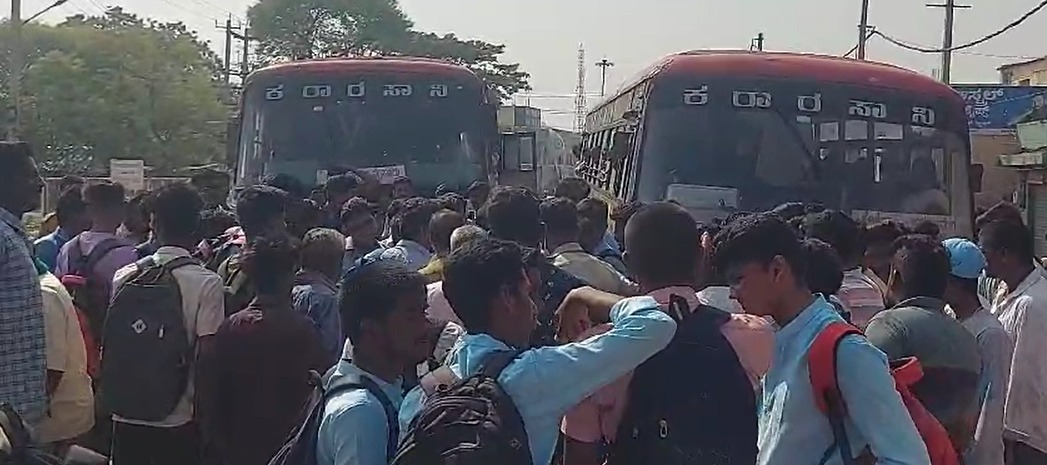 ಚಾಮರಾಜನಗರ: ಸಾರಿಗೆ ಬಸ್‌ ತಡೆದುವಿದ್ಯಾರ್ಥಿಗಳಿಂದ ಪ್ರತಿಭಟನೆ