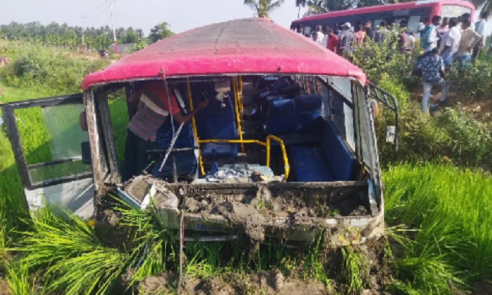 ಮೈಸೂರು : ಸ್ಟೇರಿಂಗ್‌ ಕಟ್ ಆಗಿ ಗದ್ದೆಗೆ ನುಗ್ಗಿದ ಬಸ್‌ – 30 ಪ್ರಯಾಣಿಕರಿಗೆ ಗಾಯ