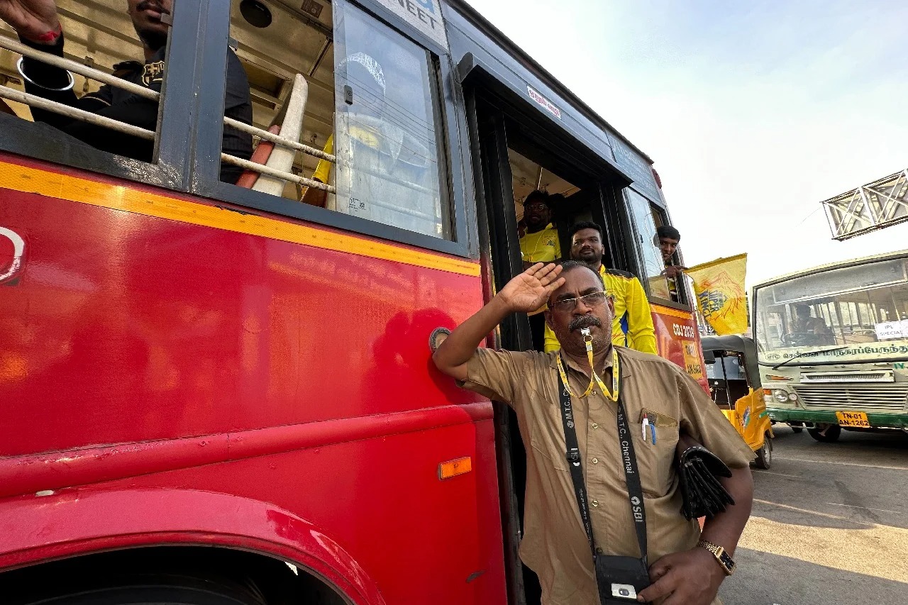 ಬಸ್‌ ಕಂಡಕ್ಟರ್‌ಗಳಿಗೆ ಲೋಹದ ವಿಸಿಲ್‌ ಉಡುಗೊರೆ ನೀಡಿದ ಚೆನ್ನೈ ಸೂಪರ್​ ಕಿಂಗ್ಸ್