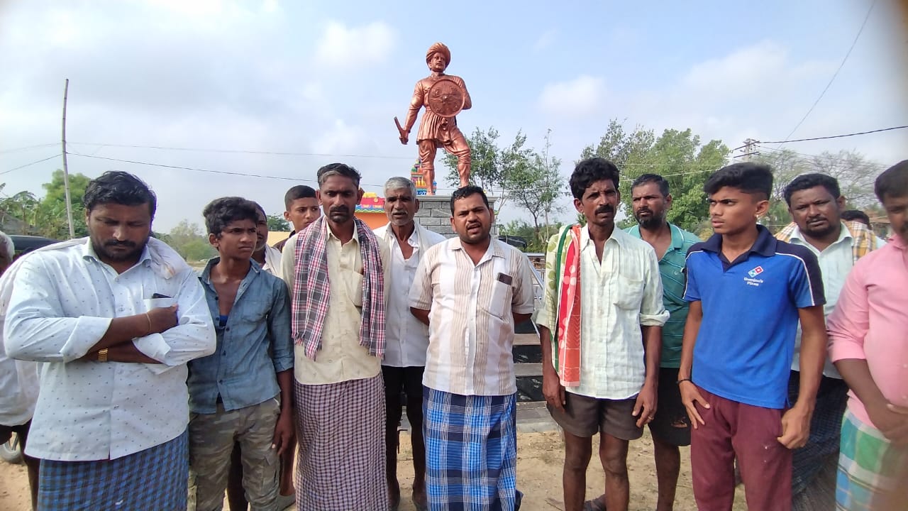 ಕಿಡಿಗೇಡಿಗಳಿಂದ ಸಂಗೊಳ್ಳಿ ರಾಯಣ್ಣ ಪ್ರತಿಮೆಗೆ ಹಾನಿ| ದುಷ್ಕರ್ಮಿಗಳ ವಿರುದ್ಧ ಕಠಿಣ ಕ್ರಮಕ್ಕೆ ಗ್ರಾಮಸ್ಥರ ಆಗ್ರಹ