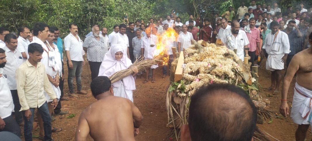 ಪಂಚಭೂತಗಳಲ್ಲಿ ಲೀನವಾದ ಮಾಜಿ ಶಾಸಕ ವಸಂತ ಬಂಗೇರ| ಪುತ್ರಿಯಿಂದ ಚಿತೆಗೆ ಅಗ್ನಿ ಸ್ಪರ್ಶ