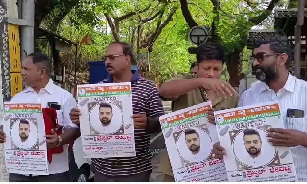 ಪ್ರಜ್ವಲ್ ರೇವಣ್ಣರನ್ನು ಹುಡುಕಿ ಕೊಟ್ಟವರಿಗೆ ಒಂದು ಲಕ್ಷ ಬಹುಮಾನ ಘೋಷಣೆ