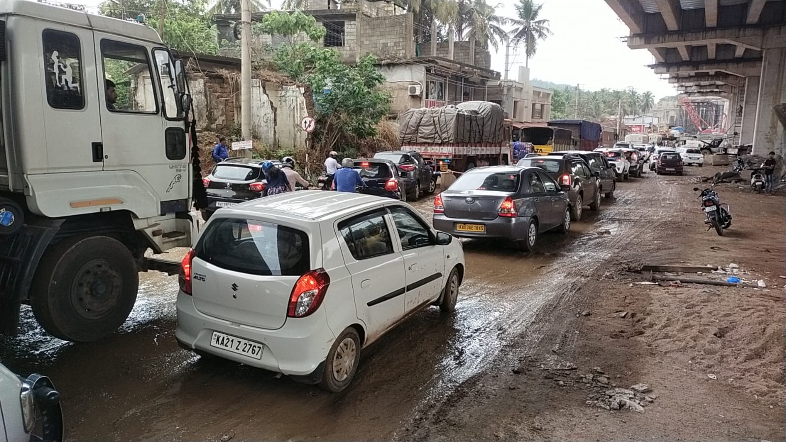 ಕಲ್ಲಡ್ಕದಲ್ಲಿ ಪ್ರಥಮ ಮಳೆಗೆ ಹದಗೆಟ್ಟ ರಸ್ತೆ: ಸಂಚಾರ ಅಸ್ತವ್ಯಸ್ತ