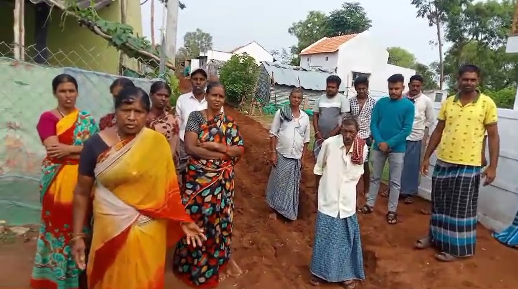 ಮೈಸೂರು: ನಮಗೆ ಒಂದು ತೊಟ್ಟು ವಿಷ ಕೊಟ್ಟು ಬಿಡಿ ಎಂದು ಗ್ರಾಮ ತೊರೆಯಲು ಮುಂದಾದ ಗ್ರಾಮಸ್ಥರು