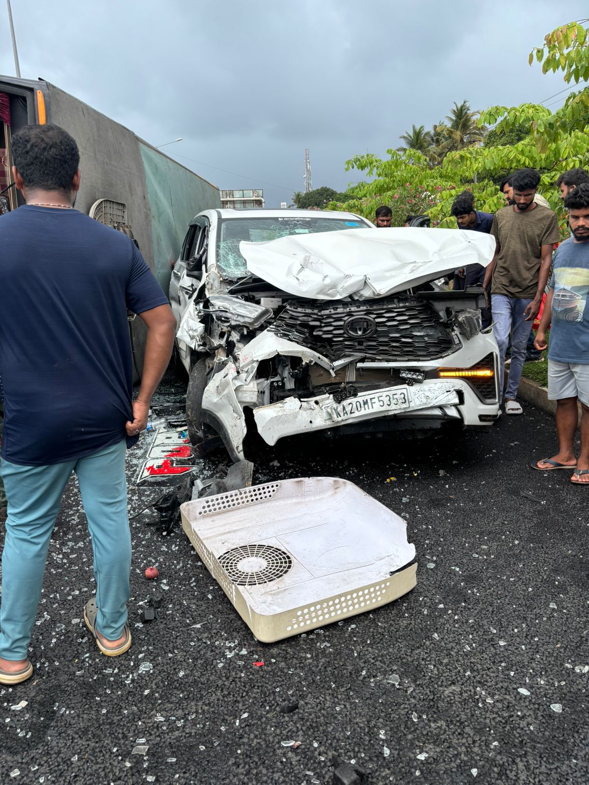 ಉಡುಪಿ: ಕಾರು- ಮೀನಿನ ಲಾರಿ ಮಧ್ಯೆ ಭೀಕರ ಅಪಘಾತ; ಹಲವು ಮಂದಿಗೆ ಗಾಯ