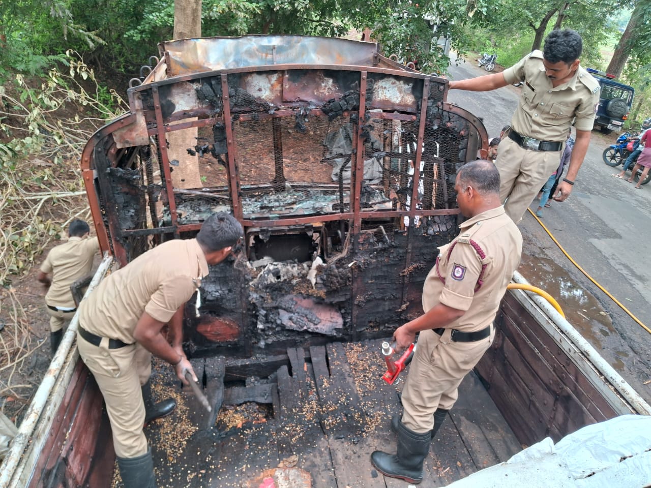 ನಂಜನಗೂಡು: ಕಾಫಿ ತುಂಬಿದ ಲಾರಿಯ ಟೈಯರ್ ಸಿಡಿದು ಬೆಂಕಿ| ಸುಟ್ಟು ಕರಕಲಾದ ಲಾರಿ
