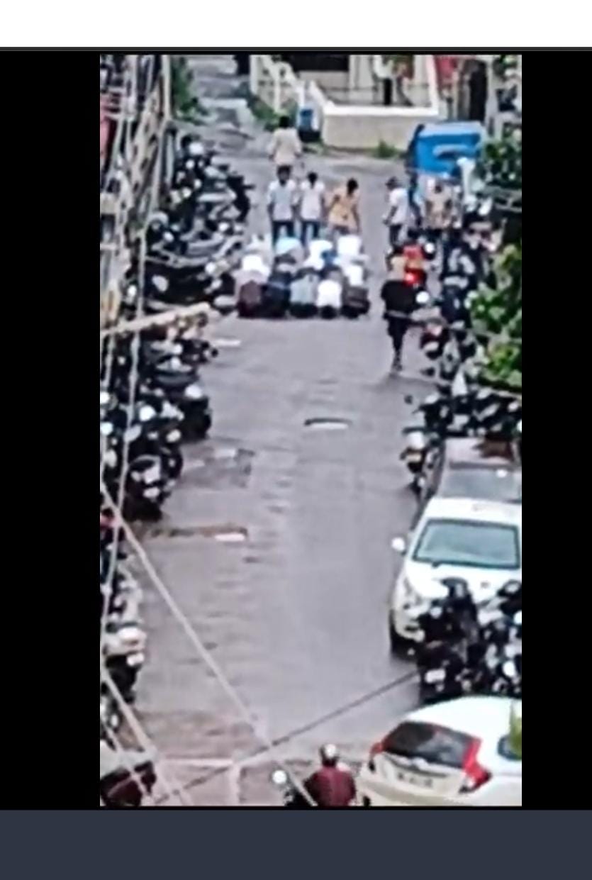 ಮಂಗಳೂರು: ಕಂಕನಾಡಿಯ ನಡು ರಸ್ತೆಯಲ್ಲೇ ಮುಸ್ಲಿಮರು ನಮಾಜ್ ಮಾಡುವ ವೀಡಿಯೋ ವೈರಲ್