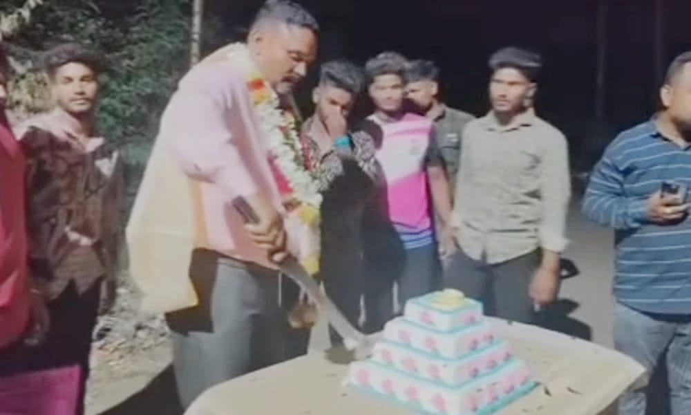 ತಲ್ವಾರ್ ಹಿಡಿದು ಕೇಕ್ ಕಟ್ ಮಾಡಿದ ‘ಕೈ’ ಕಾರ್ಯಕರ್ತ| ವಿಡಿಯೋ ವೈರಲ್