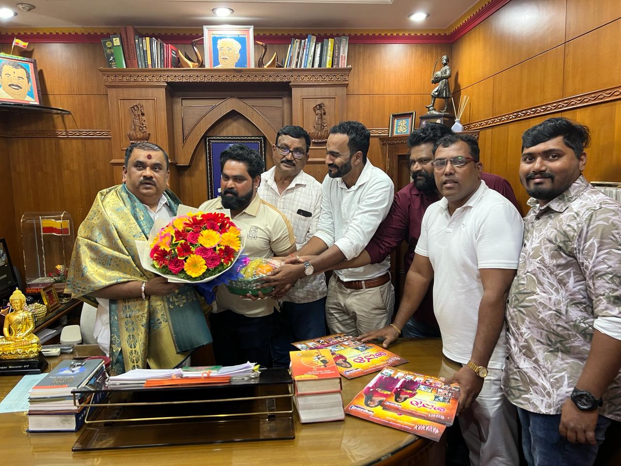 ಕರ್ನಾಟಕ ರಕ್ಷಣಾ ವೇದಿಕೆ ರಾಜ್ಯಾಧ್ಯಕ್ಷ ಟಿ.ಎ. ನಾರಾಯಣ ಗೌಡರಿಗೆ ‘ಅವನಿ’ ಕಿರು ಚಿತ್ರತಂಡದವರಿಂದ ಸನ್ಮಾನ| 58ನೇ ಹುಟ್ಟುಹಬ್ಬದ ಶುಭಾಶಯ