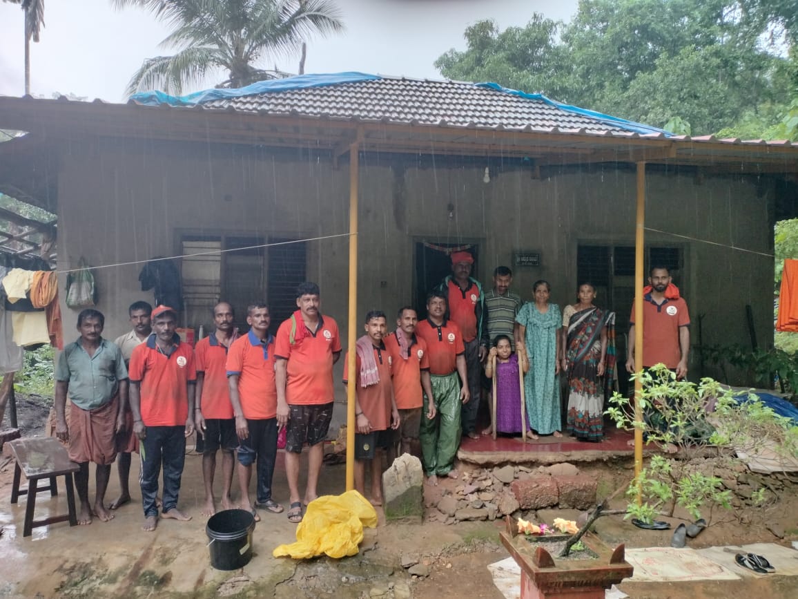 ಕೆದಿಲ:ಶೌರ್ಯ ವಿಪತ್ತು ನಿರ್ವಹಣಾ ಸಮಿತಿ ವತಿಯಿಂದ ಶ್ರಮದಾನದ ಮೂಲಕ ಮನೆಯ ಮಾಡು ದುರಸ್ತಿ