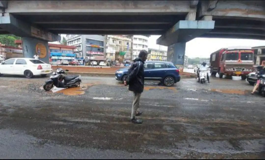 ಸುರತ್ಕಲ್: ರಾ.ಹೆದ್ದಾರಿ ದುರವಸ್ಥೆಗೆ ಪಲ್ಟಿ ಹೊಡೆದ ಸ್ಕೂಟರ್| ಗುಂಡಿಯಲ್ಲೇ‌ ಸ್ಕೂಟರ್ ಬಿಟ್ಟು ಪ್ರತಿಭಟನೆ