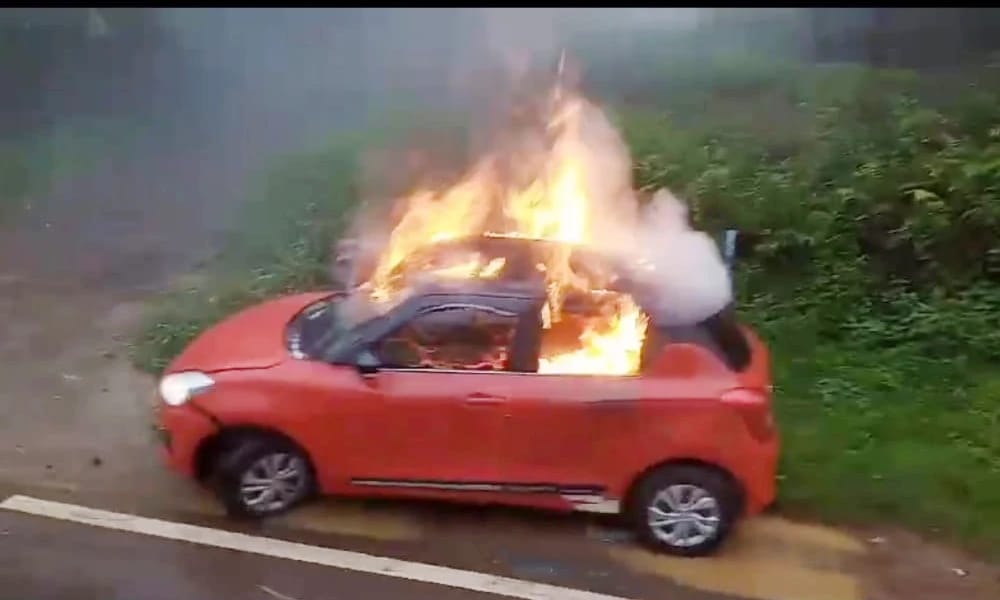 ಮಡಿಕೇರಿ: ರಸ್ತೆ ಬದಿ ನಿಲ್ಲಿಸಿದ ಸ್ವಿಫ್ಟ್‌ ಕಾರಿಗೆ ಬೆಂಕಿ