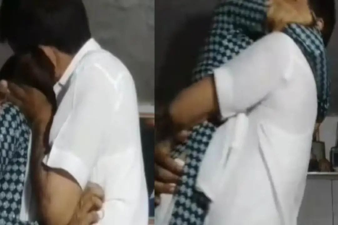 ಶಾಲಾ ಕೊಠಡಿಯಲ್ಲೇ ಗುರುವಿಲ್ಲದ ವಿದ್ಯೆ ಪ್ರಯೋಗಿಸಿದ ಶಿಕ್ಷಕರು| ಕಾಮದಾಟದ ವಿಡಿಯೋ ಎಲ್ಲೆಡೆ ವೈರಲ್