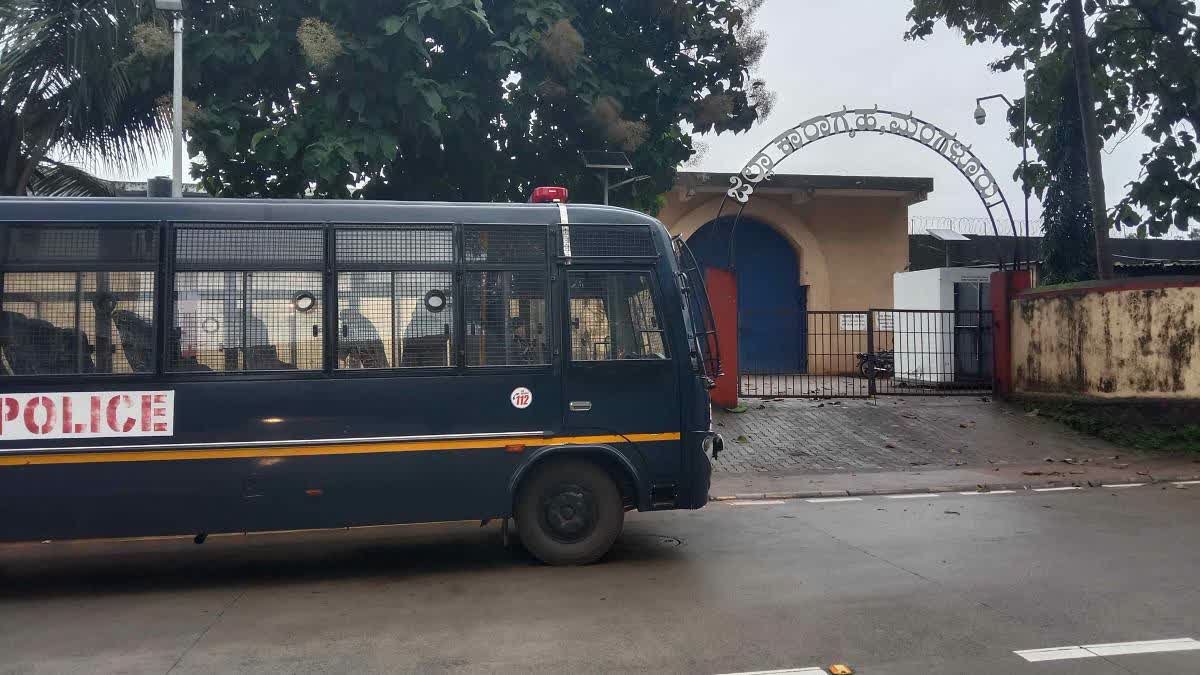 ಮಂಗಳೂರು ಜೈಲಿನ ಮೇಲೆ ಪೋಲಿಸರ ದಾಳಿ: ಗಾಂಜಾ, ಡ್ರಗ್ಸ್, ಮೊಬೈಲ್ ಪತ್ತೆ