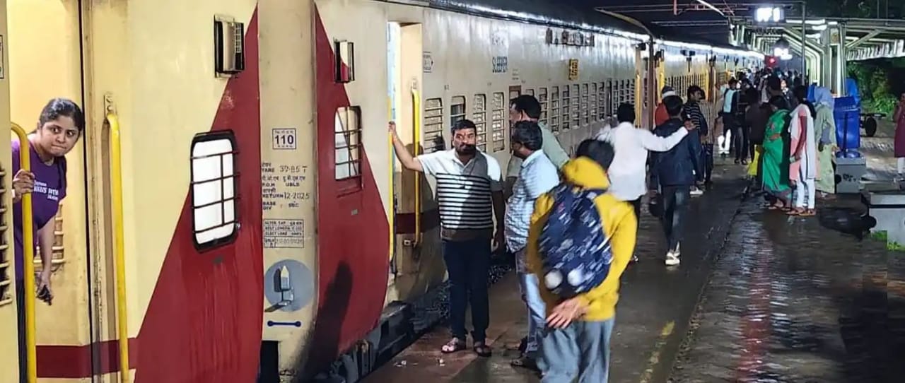ಸುಬ್ರಹ್ಮಣ್ಯ ರೋಡ್- ಸಕಲೇಶಪುರ ನಡುವಿನ ಎಡಕುಮೇರಿ ಬಳಿ ಗುಡ್ಡ‌ಕುಸಿತ| ರೈಲು ಸಂಚಾರ ತಾತ್ಕಾಲಿಕ ಸ್ಥಗಿತ