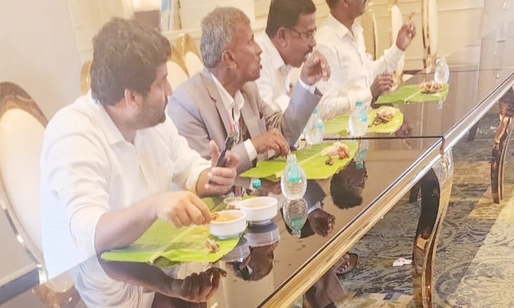 ಕೆಆರ್‌ಎಸ್‌ಗೆ ಬಾಗಿನ ಅರ್ಪಿಸಿದ ಸಿಎಂ, ಡಿಸಿಎಂ.. ಕಾರ್ಯಕ್ರಮದಲ್ಲಿ ಬಾಡೂಟ ಮಾಡಿದ ಅಧಿಕಾರಿಗಳು..!