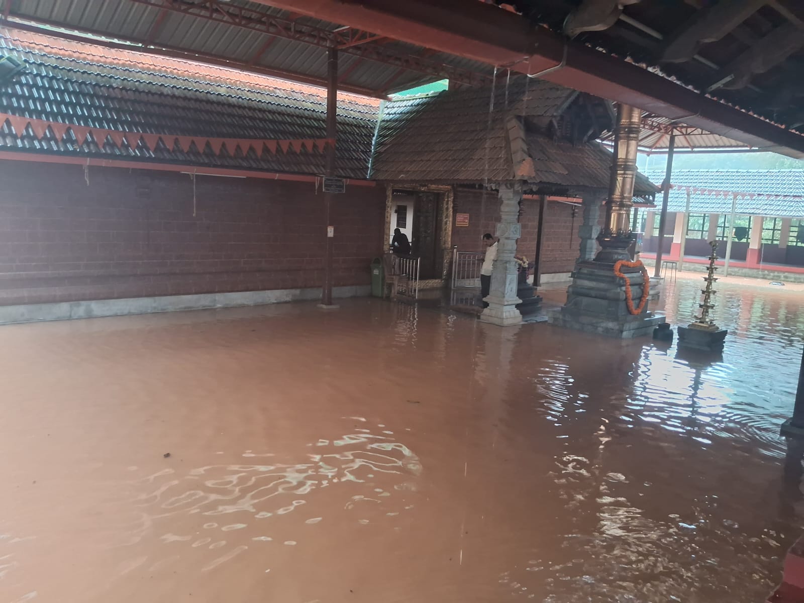 ಬೆಳ್ಳಾರೆ:ಭಾರೀ ಮಳೆಗೆ ಉಕ್ಕಿ ಹರಿದ ಗೌರಿ ಹೊಳೆ| ಪೆರುವಾಜೆ ಜಲದುರ್ಗಾ ದೇವಸ್ಥಾನ ಜಲಾವೃತ
