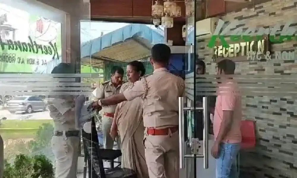 ಪುತ್ತೂರು: ಭಿನ್ನಕೋಮಿನ ಜೋಡಿಗೆ ರೂಂ ನೀಡಿದ ಲಾಡ್ಜ್ ಗೆ ಪೊಲೀಸ್ ದಾಳಿ| ದಾಳಿ ವೇಳೆ ಗೊತ್ತಾದ ಅಸಲಿ ಸತ್ಯ ಏನು?