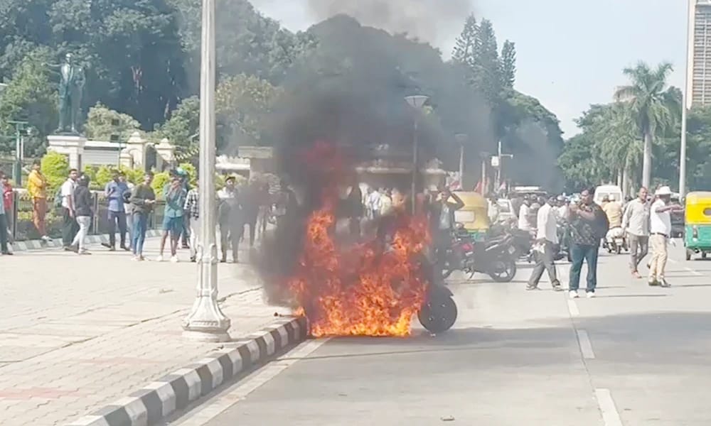 ಪೊಲೀಸರ ಮೇಲಿನ ಕೋಪಕ್ಕೆ ವಿಧಾನಸೌಧ ಮುಂದೆ ಬೈಕ್ ಗೆ ಬೆಂಕಿ ಹಚ್ಚಿದ ಯುವಕ..!