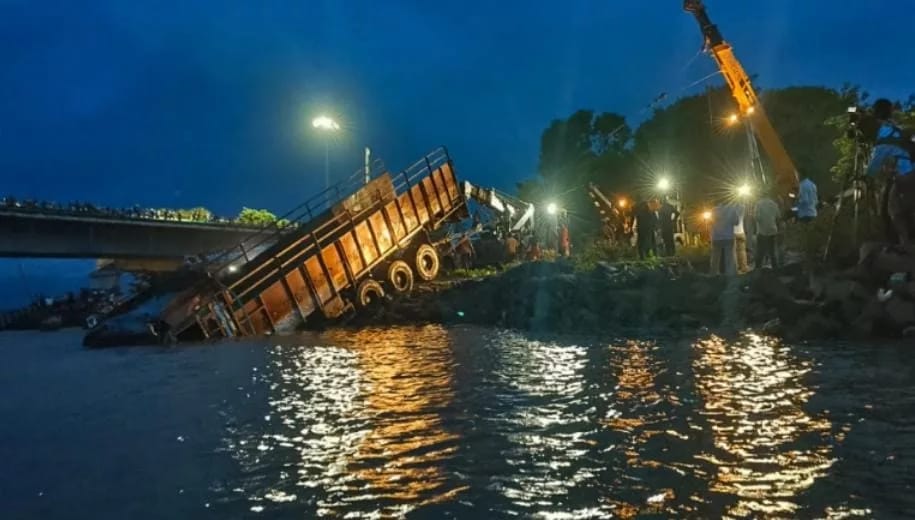 ಕಾರವಾರ: ಕಾಳಿ ನದಿಯಲ್ಲಿ ಮುಳುಗಿದ್ದ ಲಾರಿ ಕೊನೆಗೂ ದಡಕ್ಕೆ