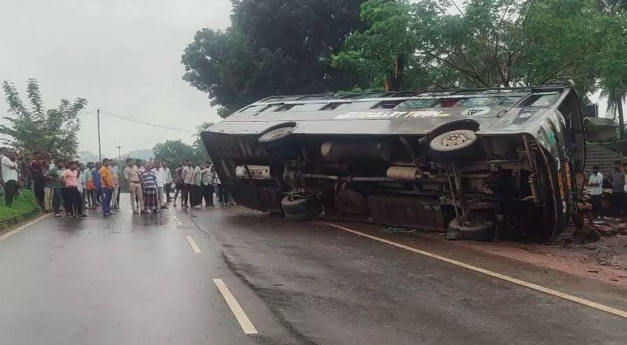 ಬಂಟ್ವಾಳ: ಚಾಲಕನ ನಿಯಂತ್ರಣ ತಪ್ಪಿ ಖಾಸಗಿ ಬಸ್ಸು ಪಲ್ಟಿ| ಹತ್ತಕ್ಕೂ ಅಧಿಕ ಪ್ರಯಾಣಿಕರು ಗಂಭೀರ