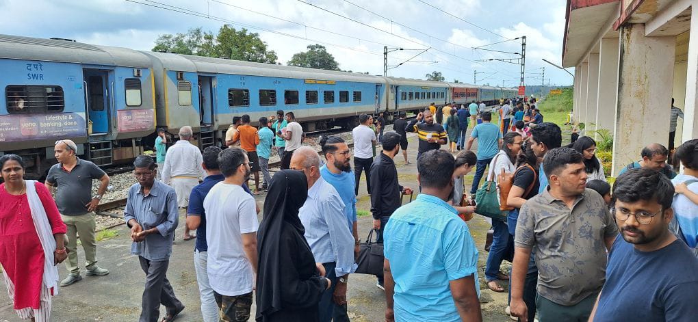 ಸಕಲೇಶಪುರ: ಬಾಳ್ಳುಪೇಟೆ ಬಳಿ ಮತ್ತೆ ಹಳಿ ಮೇಲೆ ಭೂಕುಸಿತ| ರೈಲು ಸಂಚಾರ ತಾತ್ಕಾಲಿಕ ಬಂದ್