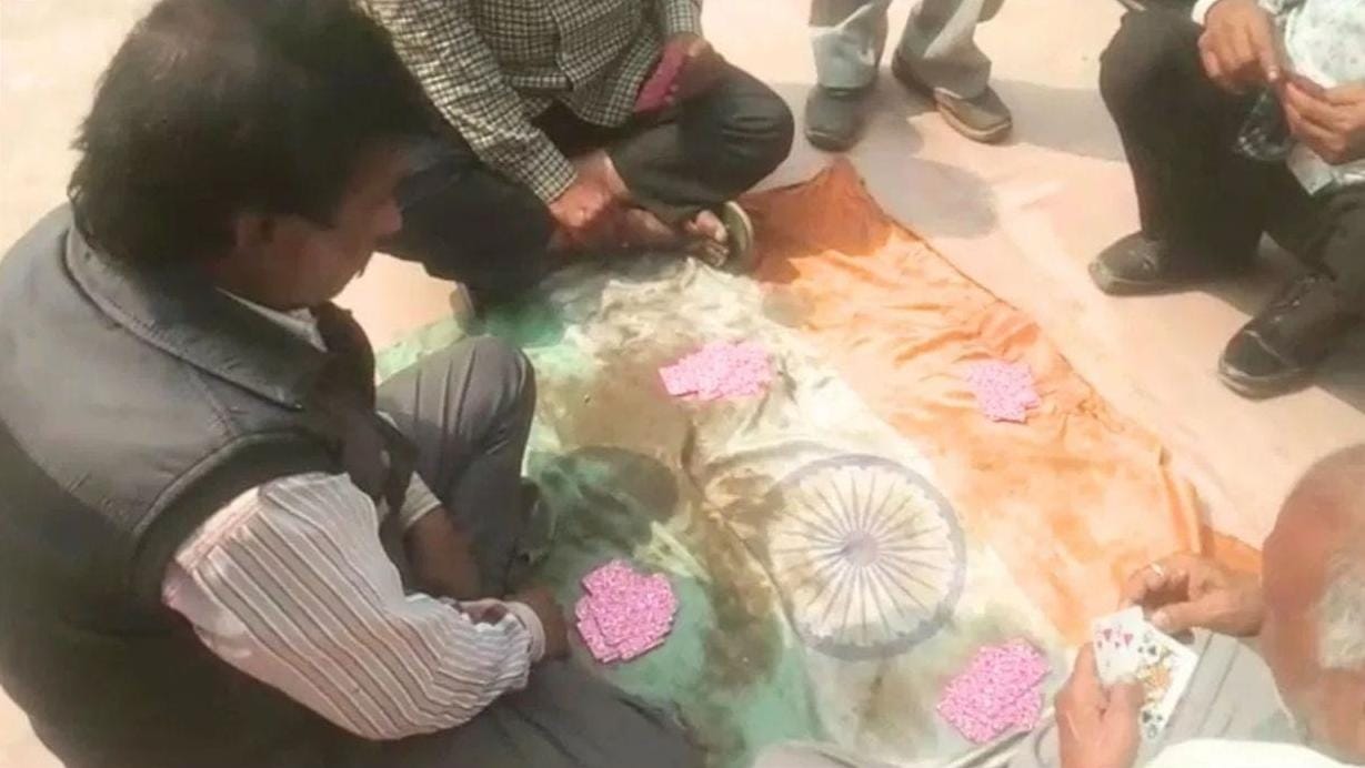 ರಾಷ್ಟ್ರ ಧ್ವಜದ ಮೇಲೆ ಇಸ್ಪೀಟ್ ಆಡಿದ ಮಹಾನುಭಾವರು| ಸಾಮಾಜಿಕ ಜಾಲತಾಣದಲ್ಲಿ ವಿಡಿಯೋ ವೈರಲ್