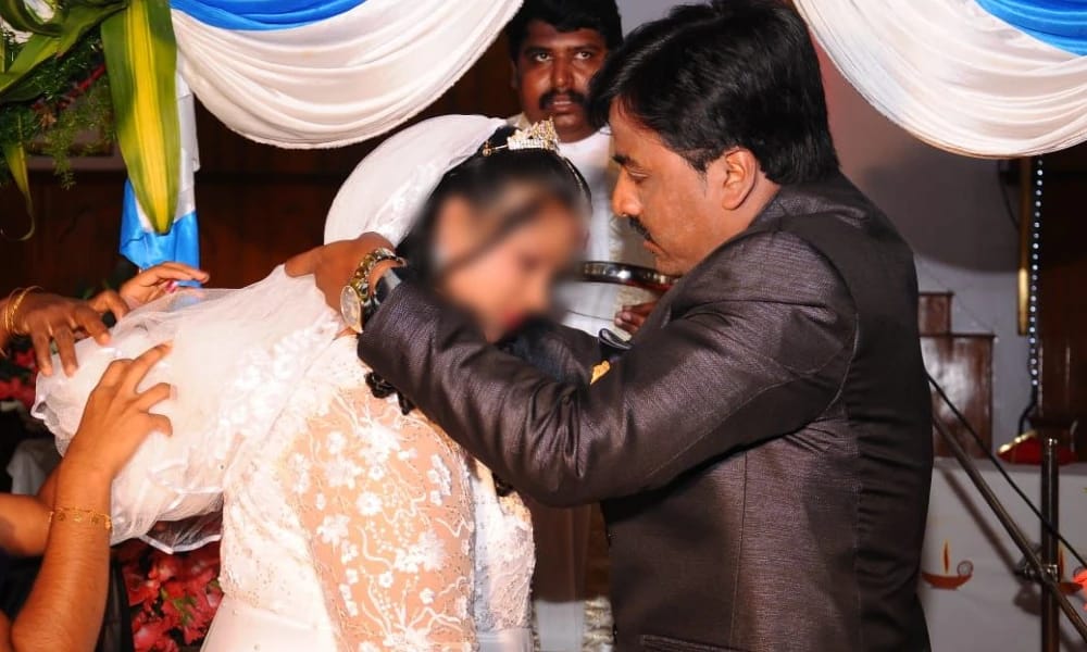 ವಿಚ್ಛೇದನ ಪಡೆಯದೆ ಎರಡನೇ ಮದುವೆ.. ಮದುವೆ ಮನೆಗೆ ನುಗ್ಗಿ ಮೊದಲನೇ ಹೆಂಡತಿ ತರಾಟೆ