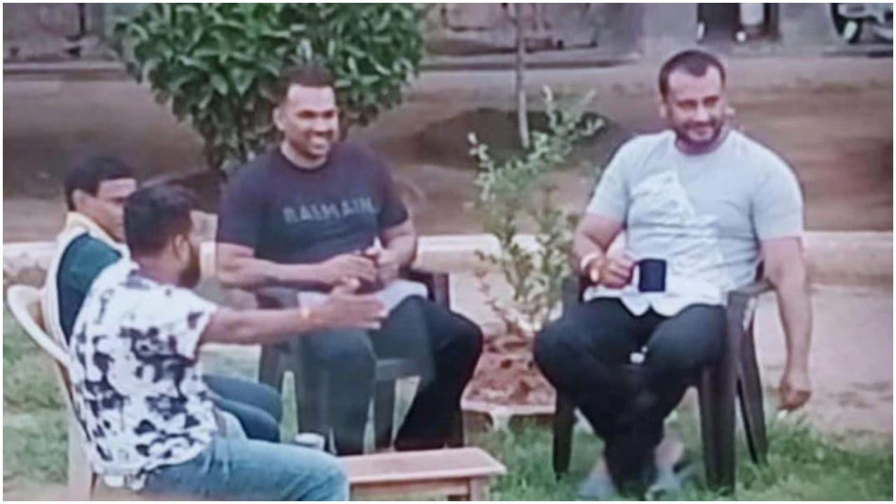 ಸಿಗರೇಟು ಸೇದುತ್ತಾ, ಕಾಫಿ ಕುಡಿಯುತ್ತಿರುವ ದರ್ಶನ್.. ಜೈಲಿನಲ್ಲಿ ದಾಸನಿಗೆ ರಾಜಾತ್ಯಿಥ್ಯ…?