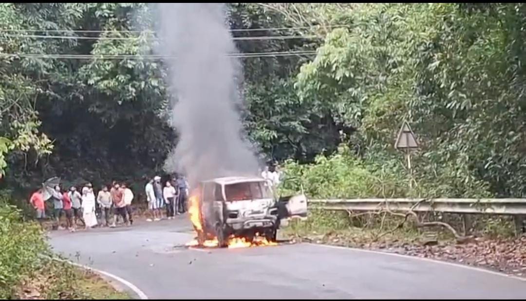 ಚಿಕ್ಕಮಗಳೂರು:ರಸ್ತೆ ಮಧ್ಯೆ ಧಗ-ಧಗ ಹೊತ್ತಿ ಉರಿದ ಓಮ್ನಿ ಕಾರು