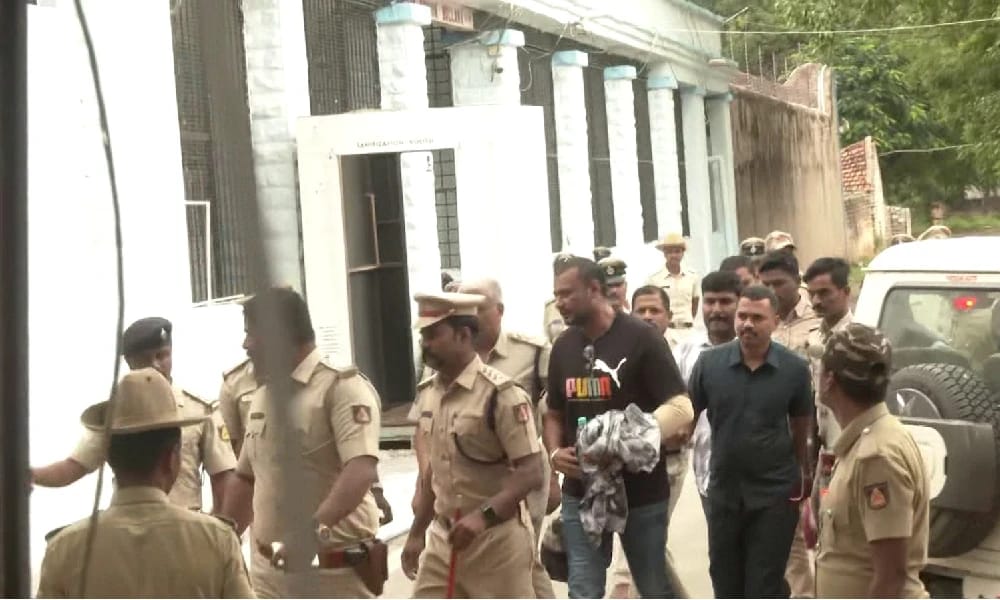 ಬಳ್ಳಾರಿ ಜೈಲಿಗೆ ಶಿಫ್ಟ್ ಆದ ದರ್ಶನ್…ಬ್ರ್ಯಾಂಡೆಡ್ ಬಟ್ಟೆ, ಕೂಲಿಂಗ್ ಗ್ಲಾಸ್ ಹಾಕಿ ಎಂಟ್ರಿ..?