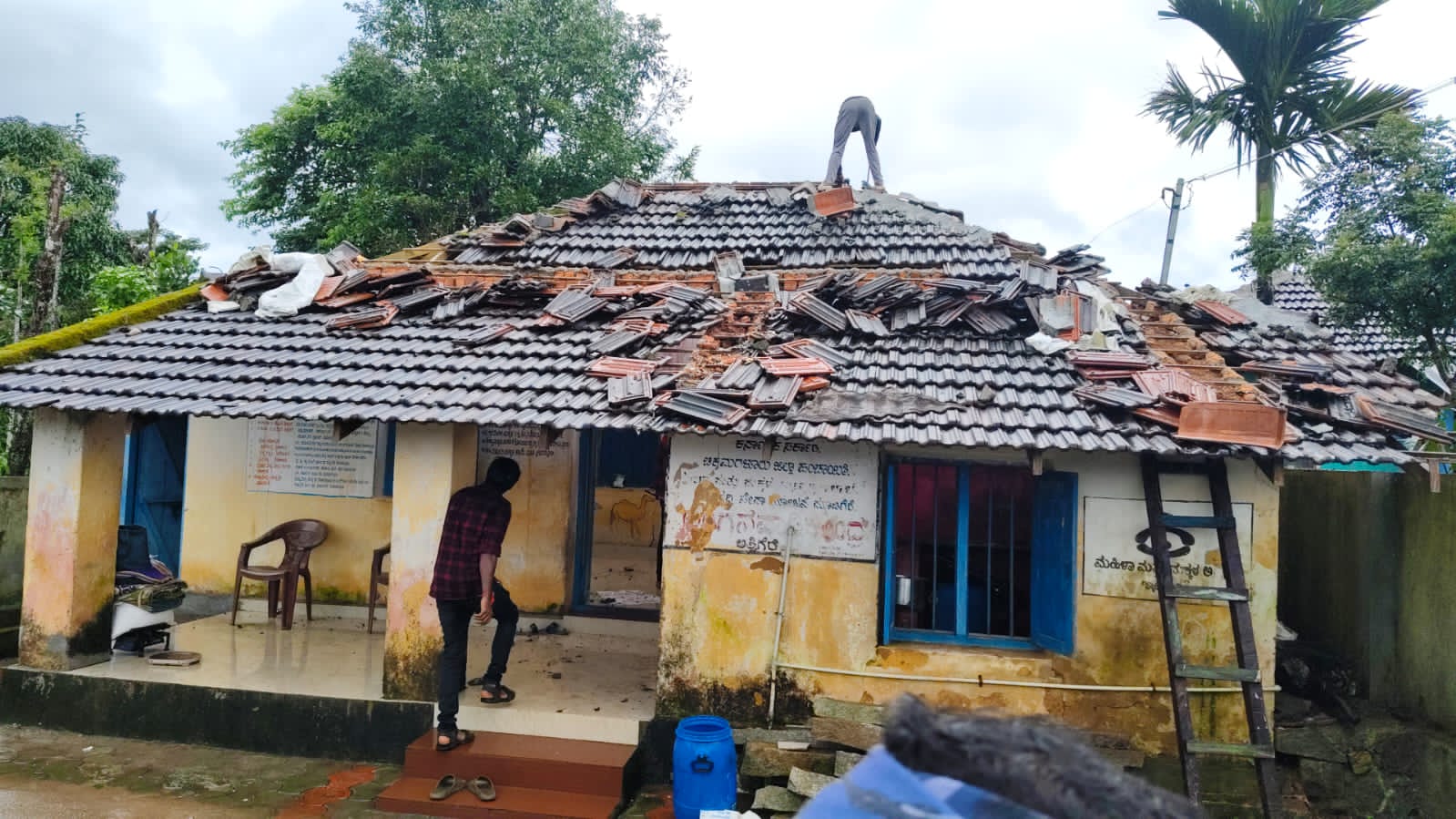 ಕೊಟ್ಟಿಗೆಹಾರ: ಕುಸಿಯುವ ಹಂತದಲ್ಲಿ ಅತ್ತಿಗೆರೆ ಅಂಗನವಾಡಿ ಕೇಂದ್ರ | ಪುಟಾಣಿಗಳ ಕಲಿಕಾ ಕೇಂದ್ರ ಈಗ ಹಾವುಗಳ ಆವಾಸಸ್ಥಾನ!!