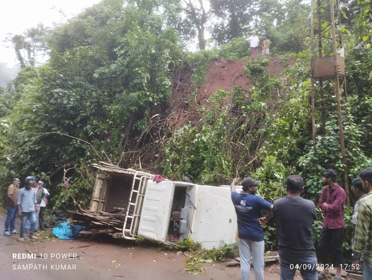 ಚಿಕ್ಕಮಗಳೂರು: ಪ್ರಪಾತಕ್ಕೆ ಬಿದ್ದ ಗೂಡ್ಸ್ ಗಾಡಿ; ನಾಲ್ವರಿಗೆ ಗಾಯ