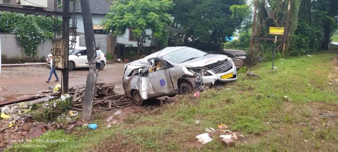 ಪುತ್ತೂರಿನಿಂದ‌‌ ರೋಗಿಯನ್ನು ಸಾಗಿಸುತ್ತಿದ್ದ ಅಂಬ್ಯುಲೆನ್ಸ್ ಪಲ್ಟಿ| ರೋಗಿ‌ ಸಾವು; ಮೂವರಿಗೆ ಗಾಯ