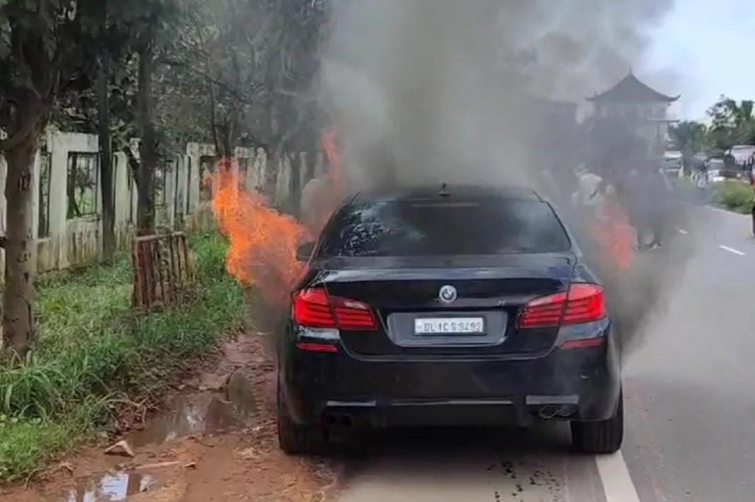 ಮಂಗಳೂರು: ಸಹ್ಯಾದ್ರಿ ಕಾಲೇಜು ಬಳಿ ಹೊತ್ತಿ ಉರಿದ ಬಿಎಂಡಬ್ಲ್ಯೂ