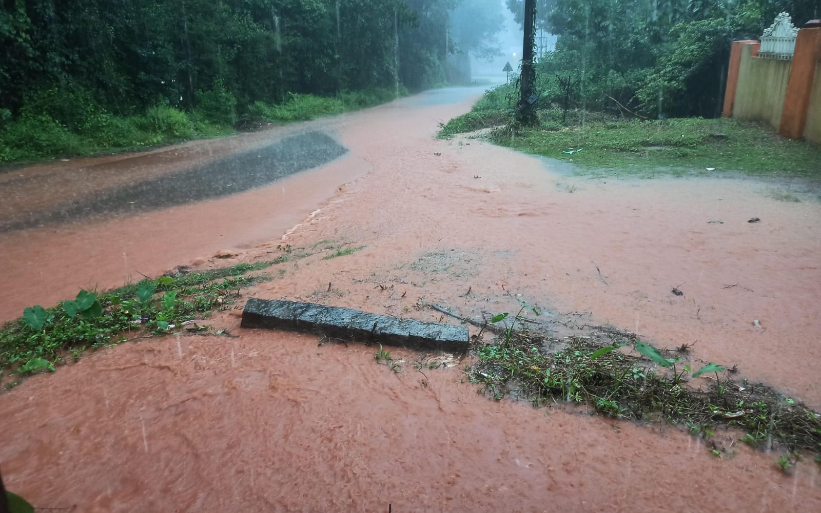 ಅಬ್ಬರಿಸಿದ ಹಿಂಗಾರು ಮಳೆ| ವಿವಿಧೆಡೆ ಮಳೆ ಅವಘಡಕ್ಕೆ ಮೂವರು ಬಲಿ| 15 ಜಿಲ್ಲೆಗಳಿಗೆ ಎಲ್ಲೋ ಅಲರ್ಟ್ ಘೋಷಣೆ