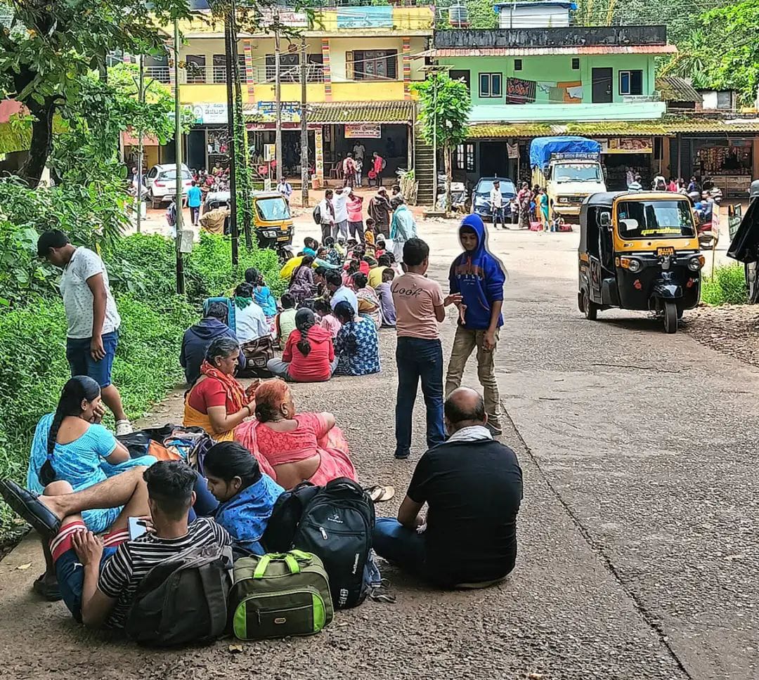ಸುಬ್ರಹ್ಮಣ್ಯ ರೋಡ್ ರೈಲ್ವೇ ನಿಲ್ದಾಣ| ಧರ್ಮಸ್ಥಳ, ಕುಕ್ಕೆ ಪ್ರಯಾಣಕ್ಕೆ ಬಸ್ ಇಲ್ಲದೇ ಪರದಾಡಿದ ಯಾತ್ರಾರ್ಥಿಗಳು