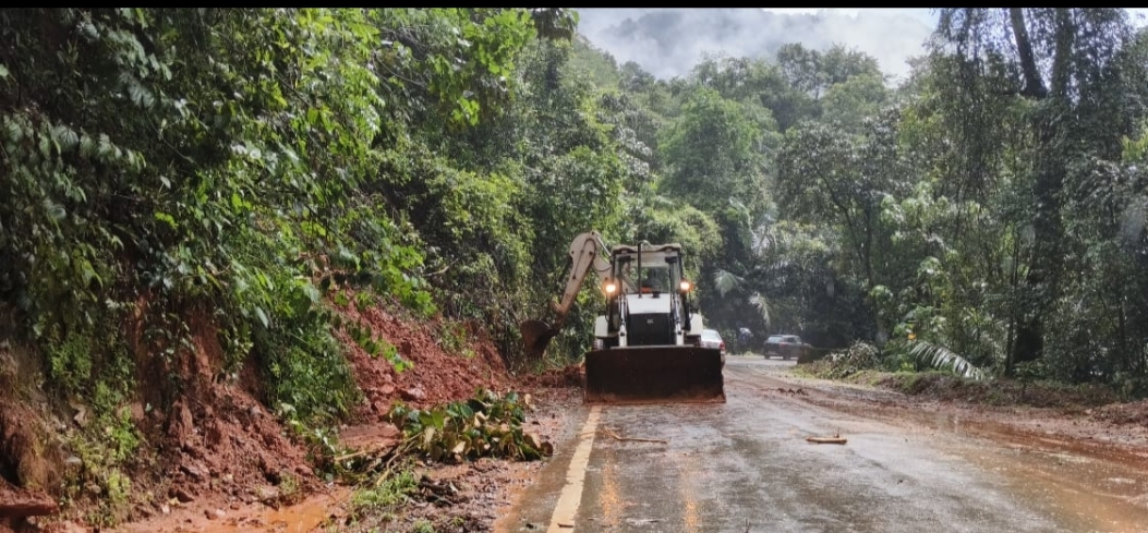 ಚಾರ್ಮಾಡಿ  ಘಾಟ್ ನಲ್ಲಿ ಭಾರಿ ಮಳೆ ಹಿನ್ನೆಲೆ ಗುಡ್ಡ ಕುಸಿತ