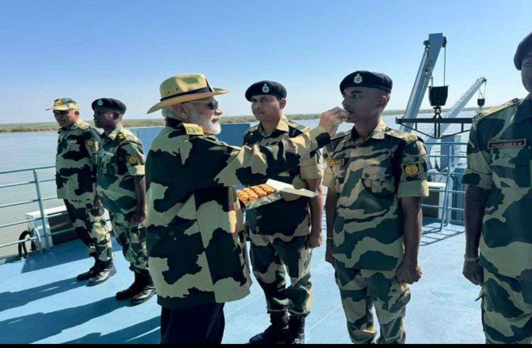 ಗುಜರಾತ್‌’ನಲ್ಲಿ ಯೋಧರಿಗೆ ಸಿಹಿ ತಿನ್ನಿಸಿ ದೀಪಾವಳಿ ಆಚರಿಸಿದ ಪ್ರಧಾನಿ ಮೋದಿ