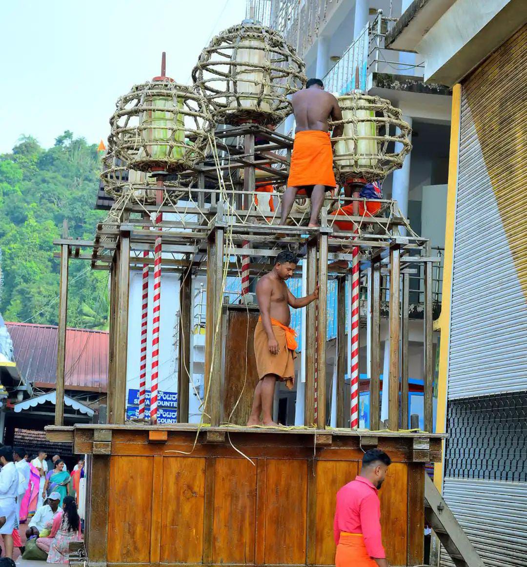 ಕುಕ್ಕೆ ಸುಬ್ರಹ್ಮಣ್ಯನ ಜಾತ್ರೆಗೆ ತಯಾರಾಗುತ್ತಿದೆ ಬೆತ್ತದಿಂದ ರಥ| ಮೂಲ ನಿವಾಸಿಗಳಿಂದ‌ ಸಾಂಪ್ರದಾಯಿಕ ಶೈಲಿಯಲ್ಲಿ ನಿರ್ಮಾಣ