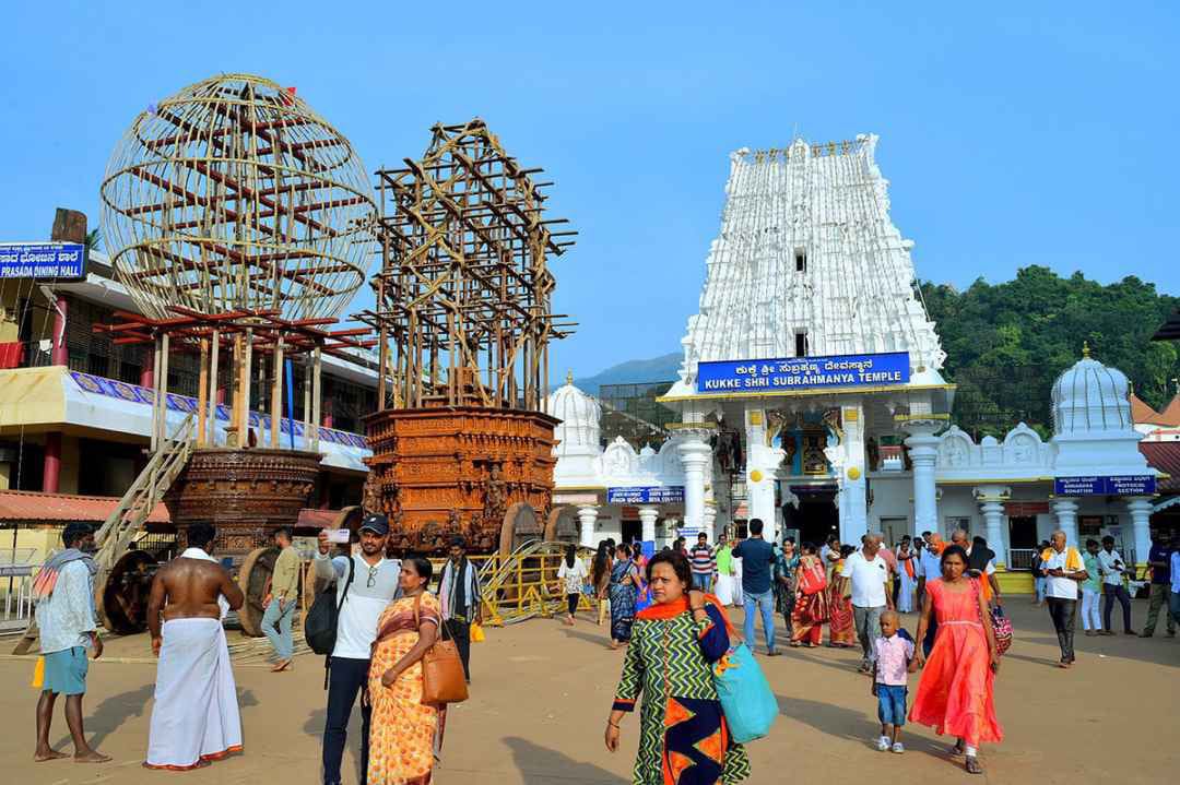 ಕುಕ್ಕೆ ಸುಬ್ರಹ್ಮಣ್ಯ: ಇಂದು ಲಕ್ಷದೀಪೋತ್ಸವ, ಅಖಂಡ ಕುಣಿತ ಭಜನೆ ಸಂಭ್ರಮ| ರಾತ್ರಿಯಿಂದ ಬೀದಿ ಮಡೆಸ್ನಾನ ಆರಂಭ