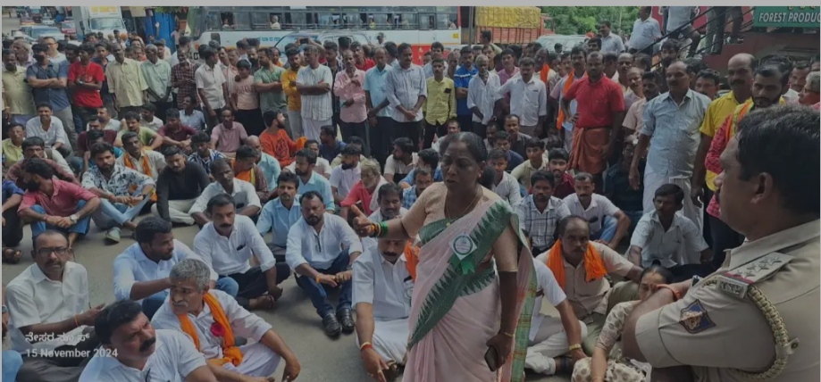 ಗುಂಡ್ಯ: ಕಸ್ತೂರಿ ರಂಗನ್ ವರದಿ ವಿರೋಧಿಸಿ‌ ಹೋರಾಟದಲ್ಲಿ ಅನುಮತಿ ಇಲ್ಲದೆ‌ ಹೆದ್ದಾರಿ ತಡೆ| ಸುಳ್ಯ ಶಾಸಕಿ ಭಾಗೀರಥಿ ಮುರುಳ್ಯ, ಬೈಂದೂರು ಶಾಸಕ ಗಂಟಿಹೊಳೆ‌‌ ಸೇರಿ 15 ಮಂದಿ ವಿರುದ್ದ ಕೇಸು ದಾಖಲು