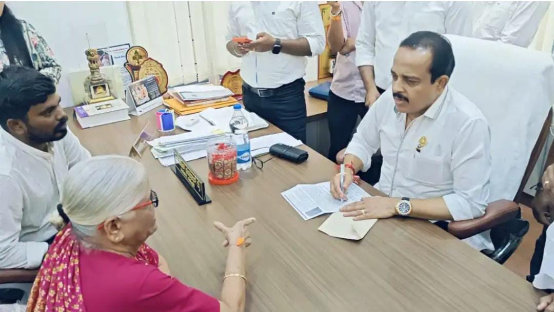 ಪುತ್ತೂರು: ಶಾಸಕ ಅಶೋಕ್ ಕುಮಾರ್ ರೈ ಬಳಿ ಸಹಾಯಹಸ್ತ‌ ಚಾಚಿದ ಬಿಜೆಪಿ ‌ಕಟ್ಟಾಳು| ಅಷ್ಟಕ್ಕೂ ಆ‌ ವೃದ್ಧೆಗೆ ಆಗಿದ್ದೇನು? ಸಂಘಪರಿವಾರದಲ್ಲಿ ‘ಸಕ್ಕರೆ ಇದ್ದಾಗ ಮಾತ್ರ ಇರುವೆ ಸೇರುವುದೇ?’