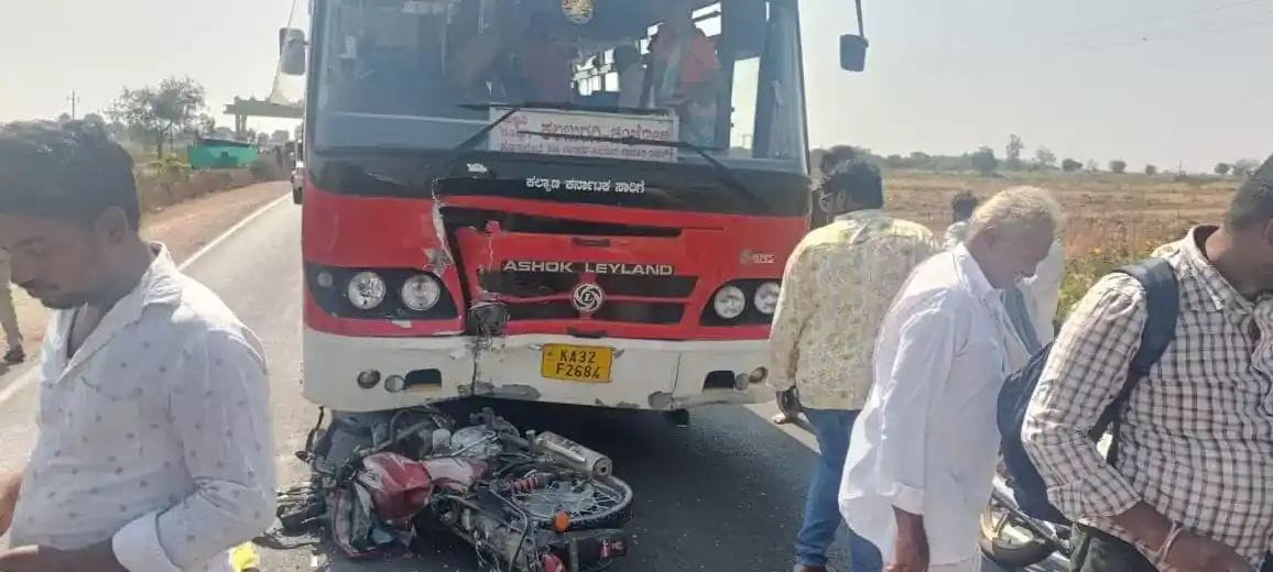 ಬಸ್ – ಬೈಕ್ ನಡುವೆ ಭೀಕರ ಅಪಘಾತ| ಮಕ್ಕಳು ಸೇರಿ ಒಂದೇ ಕುಟುಂಬದ ಮೂವರು ಸಾವು; ಇಬ್ಬರು ಗಂಭೀರ