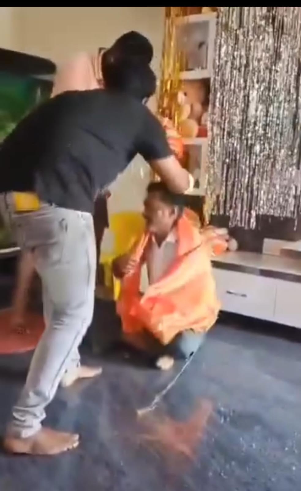 ಹೊಸಕೋಟೆ: ಮಗುವಿನ ಮುಂದೆ ವ್ಯಕ್ತಿಯೊಬ್ಬರ ಮೇಲೆ ಅಮಾನವೀಯವಾಗಿ ಹಲ್ಲೆ