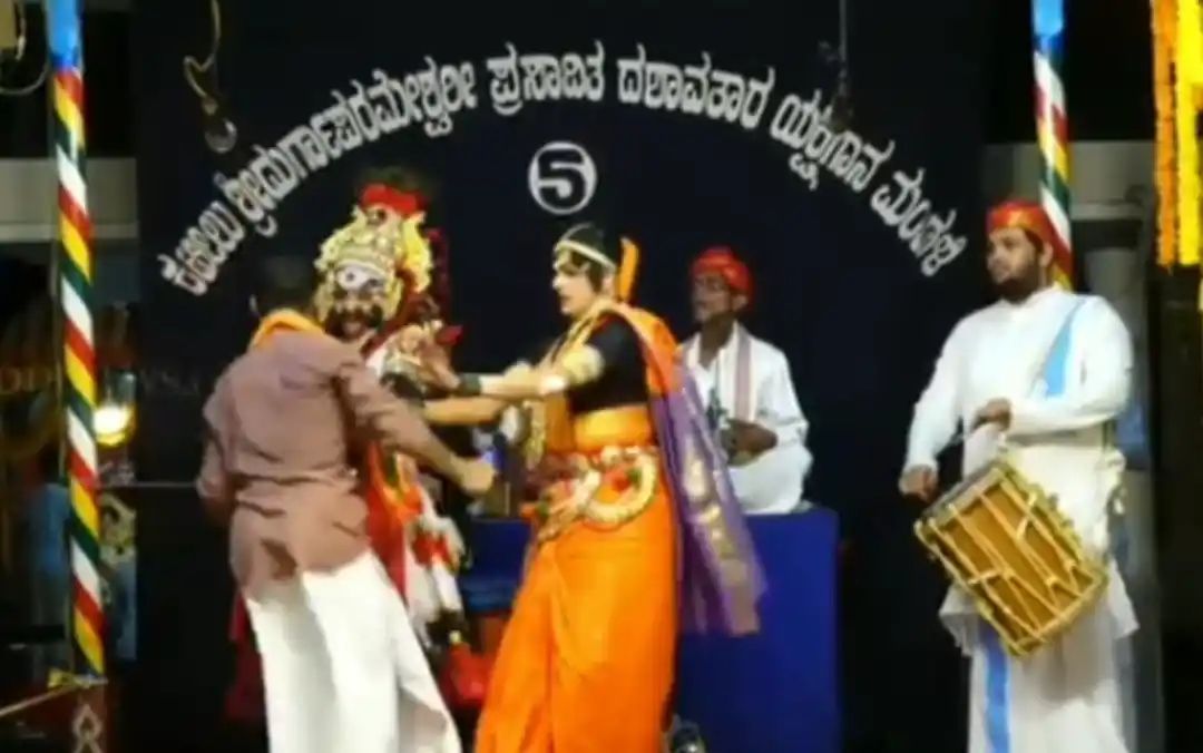 ಕಡಬ: ರಂಗಸ್ಥಳಕ್ಕೆ ನುಗ್ಗಿ ವಿದ್ಯುನ್ಮಾಲಿಯ ಕೊರಳಪಟ್ಟಿ ಹಿಡಿದ ವ್ಯಕ್ತಿ