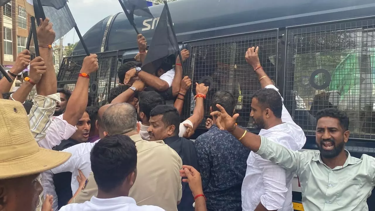 ಮಂಗಳೂರು: ಸಿಎಂ ಸಿದ್ದರಾಮಯ್ಯಗೆ ಕಪ್ಪು ಬಾವುಟ ಪ್ರದರ್ಶನಕ್ಕೆ ಯತ್ನ| ಹಲವು ಬಿಜೆಪಿ ಕಾರ್ಯಕರ್ತರ ಬಂಧನ