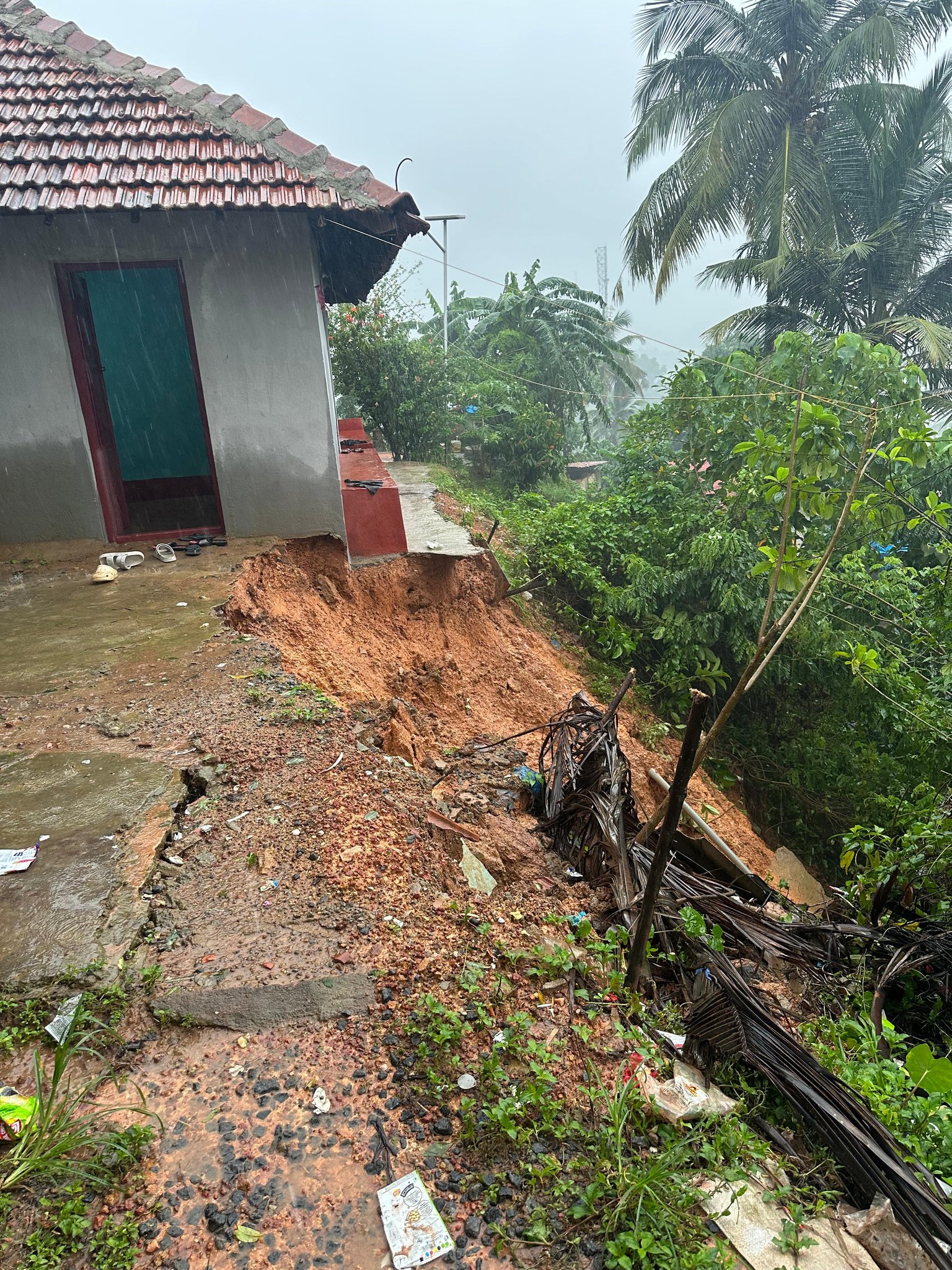 ಮಂಗಳೂರು: ಧರೆ ಕುಸಿದು ಮಹಿಳೆ ಮತ್ತು ಬಾಲಕಿ ಸಾವು